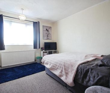 3 bedroom end of terrace house to rent - Photo 3