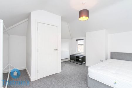 3 bed Flat for Rent - Photo 2