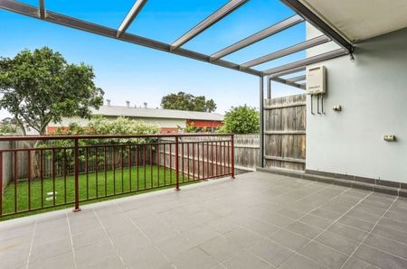 Spacious Home with a Large Outdoor Entertaining Area - Photo 5