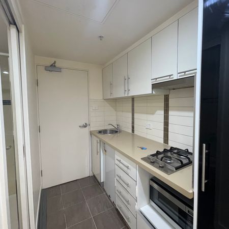 Fully Furnished Student Apartment Next to University of Melbourne (Students only) - Photo 3