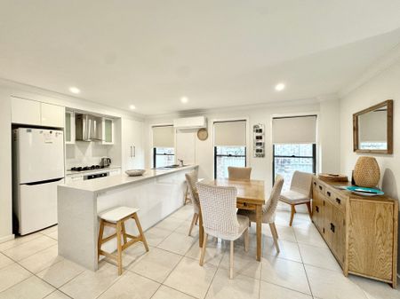 Charming Coastal Retreat in Blue Bay - Photo 4