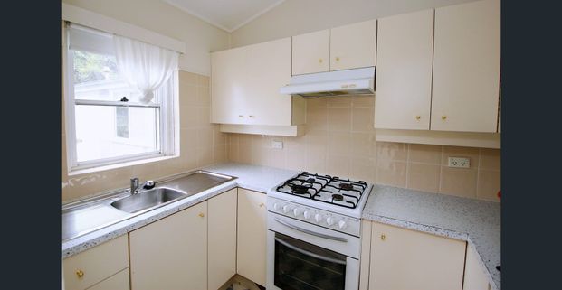 Pet-Friendly Californian Bungalow in Prime Location - Photo 1