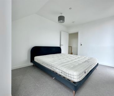 Forrester Way, London - Photo 1