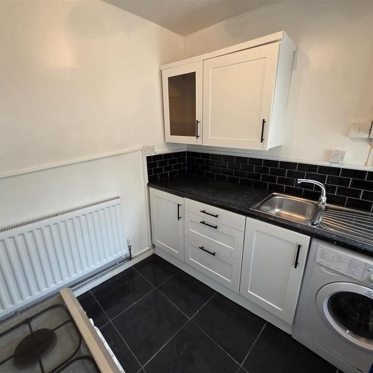 2 bedroom terraced house to rent - Photo 1