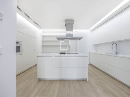 321 m² apartment with a luxury renovation, for rent close to Colón, Valencia - Photo 2