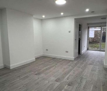 Shepherds Close, Romford, RM6 - Photo 2