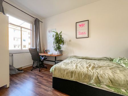 Sanierte Altbauwohnung mit Einbauküche! - Photo 2