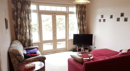 Modern 3-Bedroom Flat - Photo 4