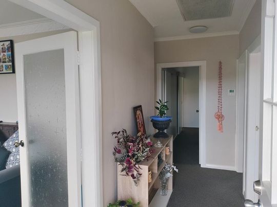 3 Bedroom double bathroom Centralised heat/cool - Photo 1