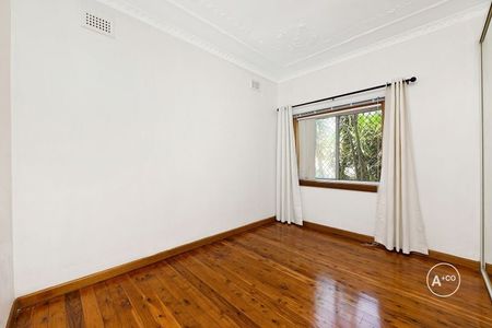 Beautifully Renovated Residence in a Prime Mascot Location - Photo 2