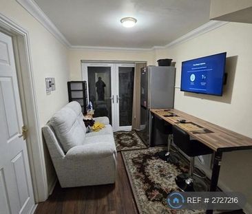 4 bedroom semi-detached house to rent - Photo 3