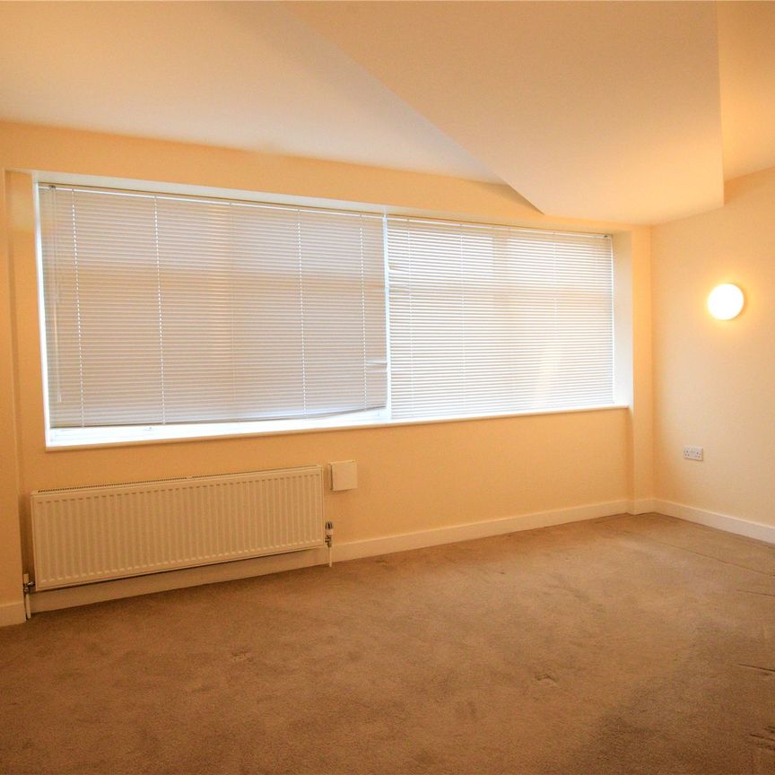 3 bedroom Flat in Hale Way, Camberley - Photo 1