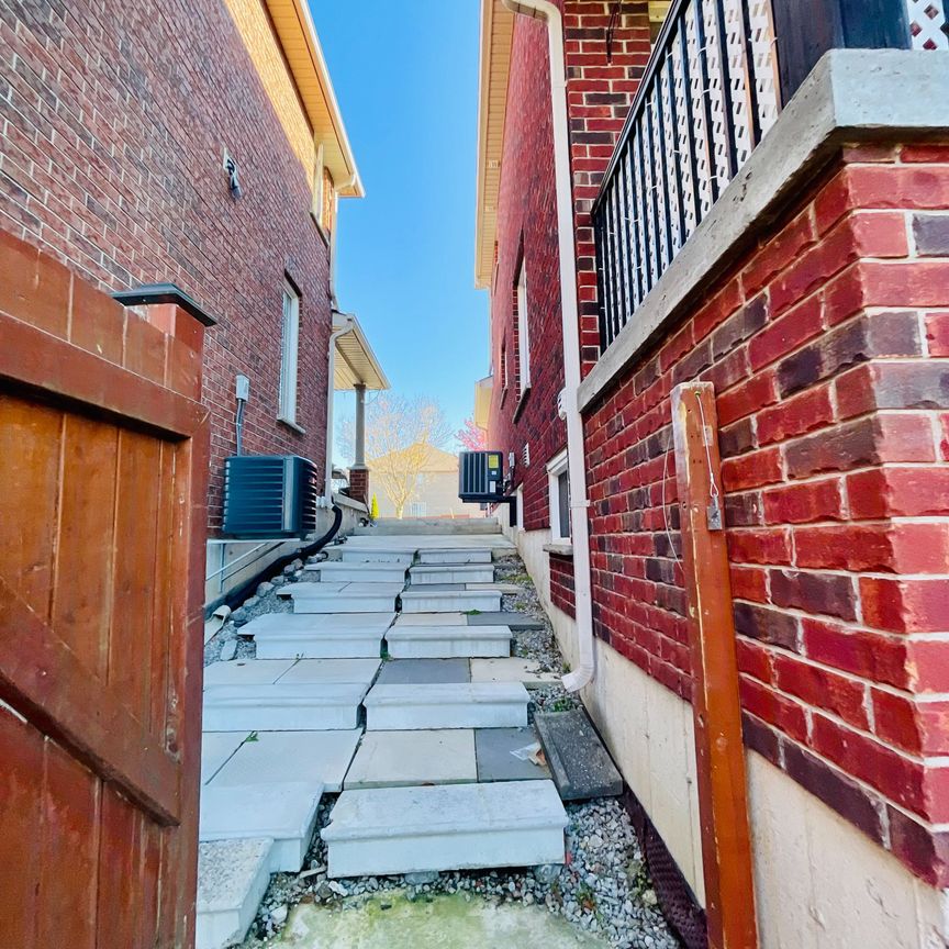 For Lease - 996 Booth Avenue, Innisfil, Ontario - Photo 1