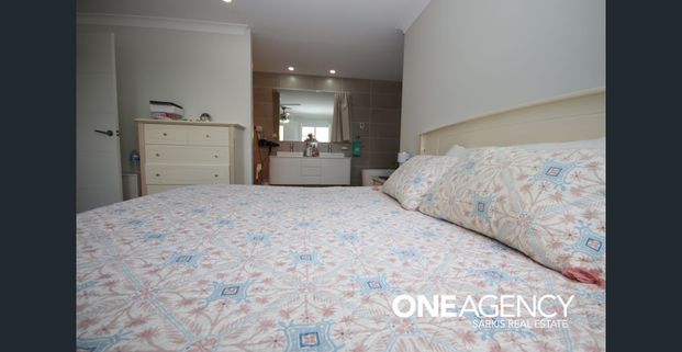 Show-stopping family home offering space and luxury - Photo 1