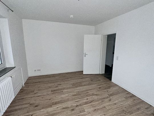 3-Zimmer, modernes Badezimmer - Photo 1