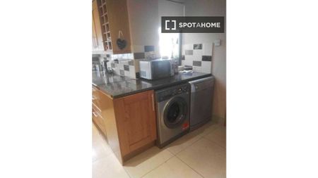 Room in shared 4-bedroom flat for rent in Drumfinn, Dublin - Photo 4