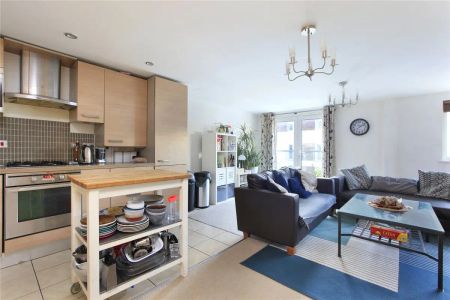 2 bedroom flat in London - Photo 4