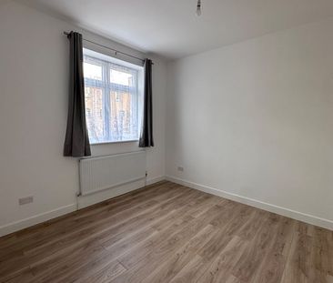 6 Bed Semi-Detached House, St Bartholomew's Road, E6 - Photo 2