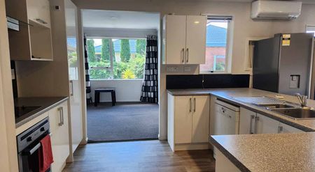 Charming 3BR Home by Hamilton Lake - Photo 5