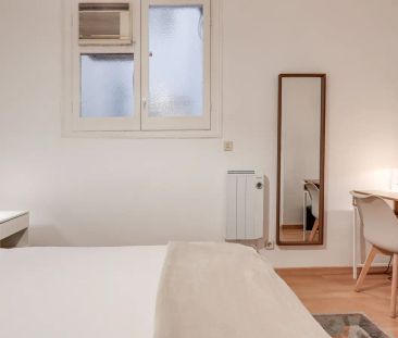 Room in a shared 10-bedroom apartment for rent in la Dreta de l'Eixample perfect for professionals. - Photo 6