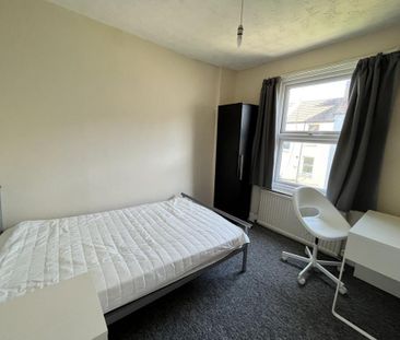 4 bedroom terraced house to rent - Photo 4