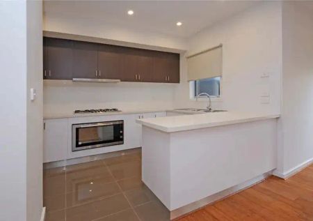 “MODERN LIVING AT ITS BEST!” - Photo 3