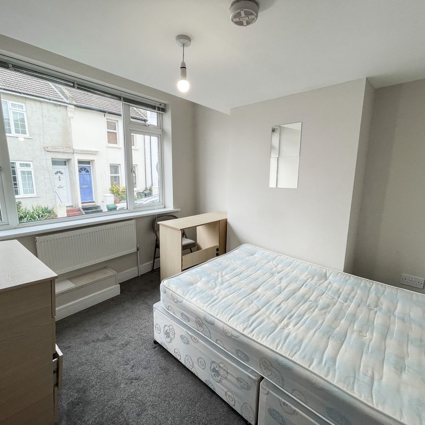 Baxter Street, Brighton - LOVELY STUDENT PROPERTY - Photo 1