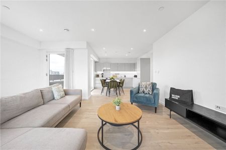 A selection of three-bedroom apartments starting from £3,100 per month located within Wallbrook Gardens, a thriving development with onsite gym and amenities. - Photo 3