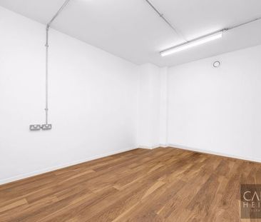 Whitechapel Road, London - Photo 1