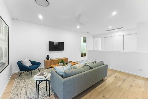 Bespoke Parkside Luxury with Private Oakleigh Park Access - Photo 1