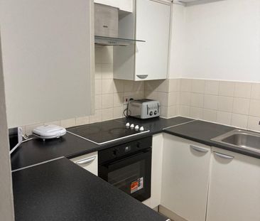 2 Bed Flat, Kingfisher Way, NW10 - Photo 2