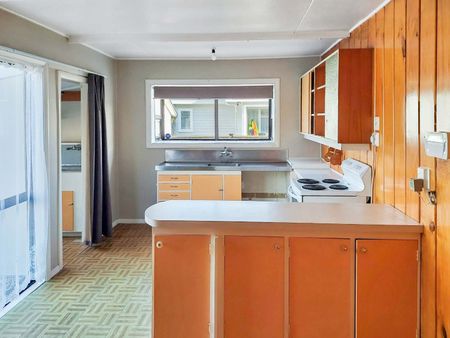 Charming 2 Bedroom House in Best Street, Wainuiomata - Photo 4