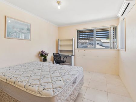 Modern Split-Level Townhouse in Prime Robina Location - Ideal for Students - Photo 2