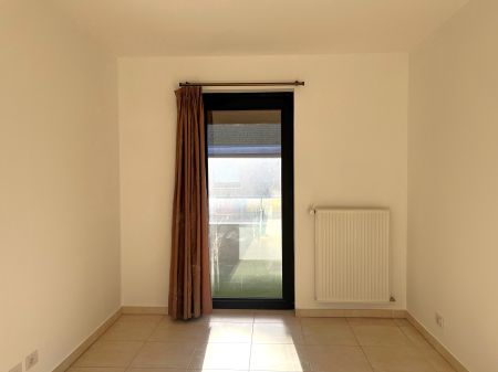 Ruim appartement met 2 slaapkamers, balkon en garage. - Foto 3