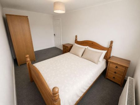 3 bedroom flat to rent - Photo 3