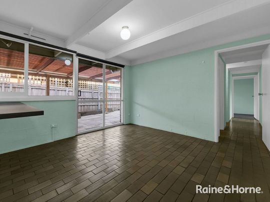 Natural Light & Leafy Vibe - Photo 1