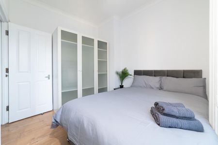 2 Bed Flat, Royal Crescent, W11 - Photo 4