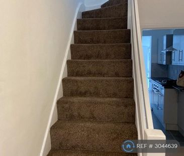 3 bedroom semi-detached house to rent - Photo 6