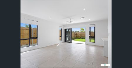 4 Bedroom Townhouse, Double Garage with driveway, DUCTED A/C, RESORT-POOL - Photo 2