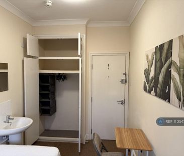 1 bedroom in a flat share to rent - Photo 1