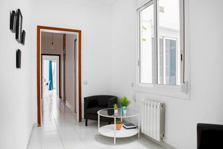 Room with access to interior patio in Barcelona - Photo 2