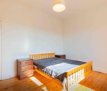 3 bedroom flat to rent - Photo 4