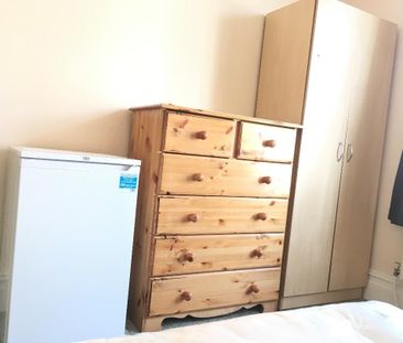 Room in a Shared House, Very Near Craven Avenue Area, W5 - Photo 2