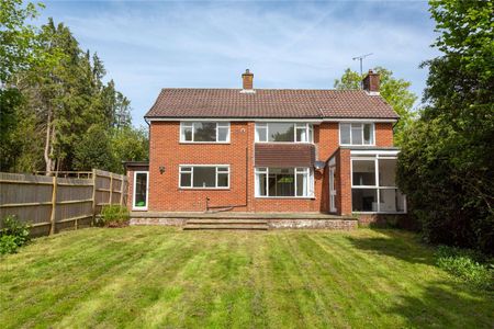 A lovely three bedroom detached house located on the outskirts of Cranbrook - Photo 4