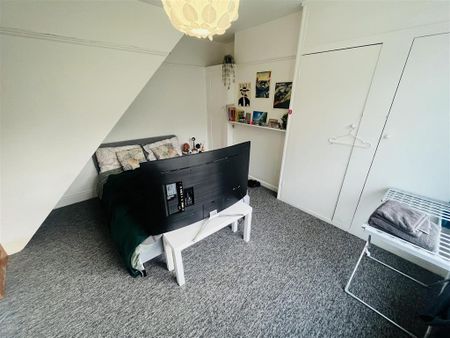 4 bedroom end of terrace house to rent - Photo 5
