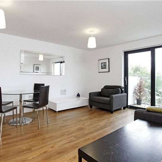 One bedroom apartment in Maple Quays, a modern development built in close proximity to Canada Water underground station. - Photo 1