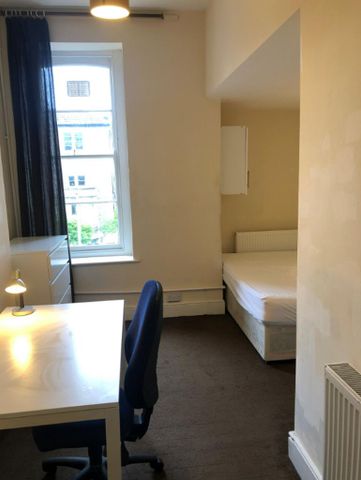 1 bedroom in a house share to rent - Photo 4