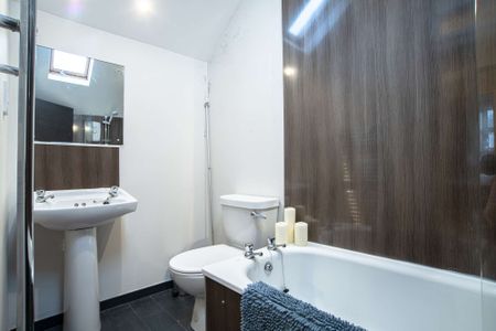 Premium five bedroom property on Coburn Street - Photo 2