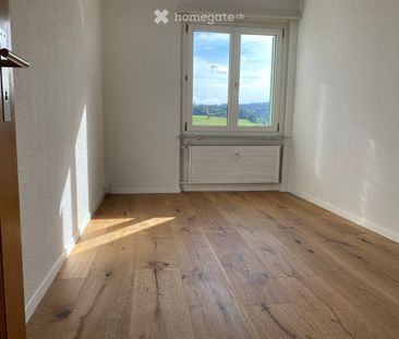 Gemütliche 4.0 Zimmer-Wohnung mit viel Holz und Fernsicht - Photo 3