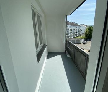 Alles was man benötigt: Tageslichtbad, Balkon und NEUER Bodenbelag!... - Foto 1